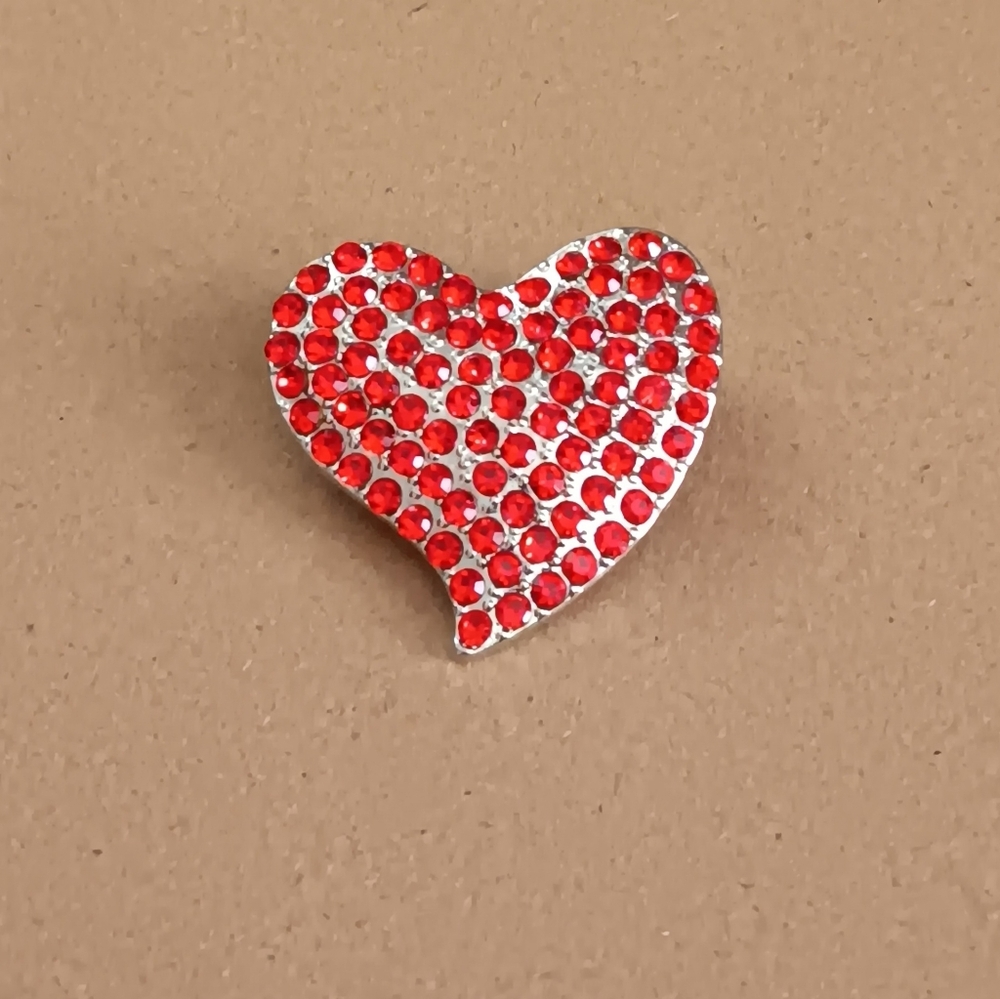 Heart-Shaped Red Crystal Brooch (NEW)